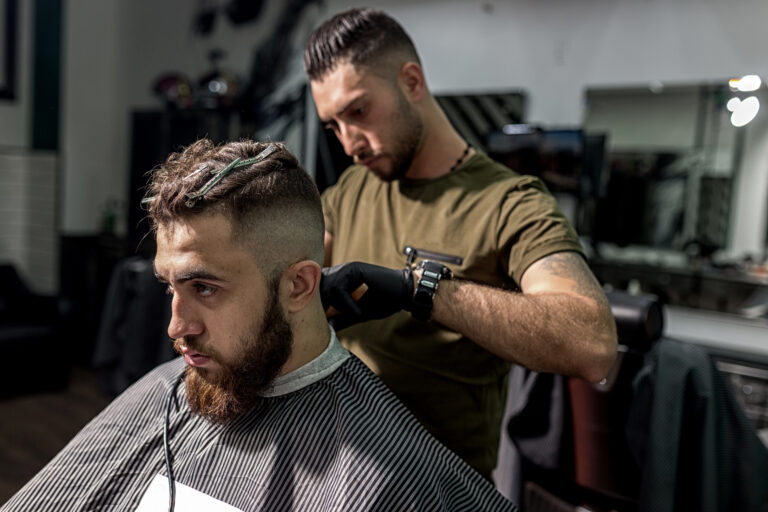 O buzz cut é um dos cortes mais simples e populares. Consiste em raspar o cabelo de maneira uniforme em toda a cabeça. Ideal para homens com rosto oval ou quadrado. Perfeito para quem busca um estilo minimalista.