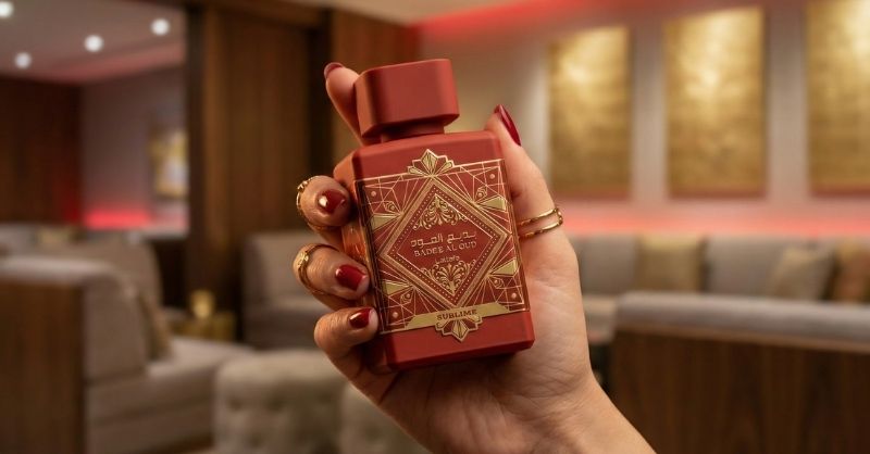 rasco vermelho de luxo do Lattafa Sublime em ambiente sofisticado.